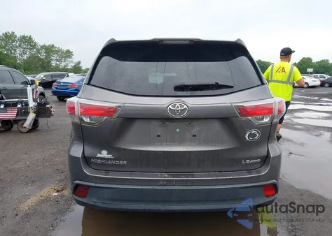 2015 Toyota Highlander Le V6 z USA, uszkodzony, nr VIN 5TDBKRFH5FS118393